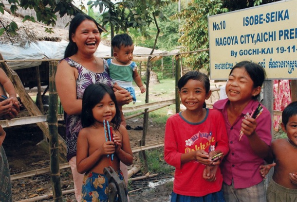 恒例カンボジアへ井戸を寄贈